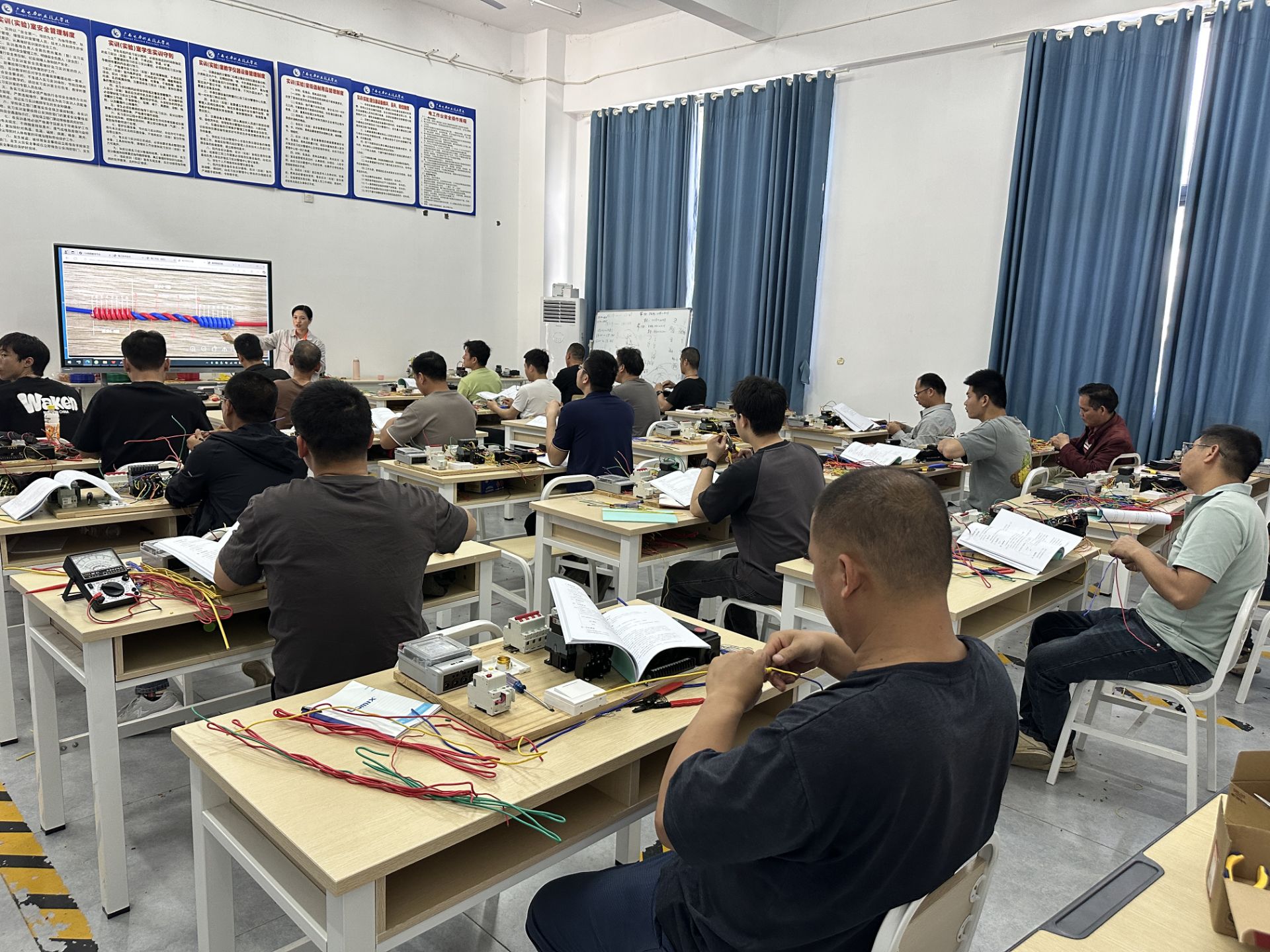 广西电力职业技术学院电力工程学院教工党支部 开展专项技能培训 助力职业技能提升
